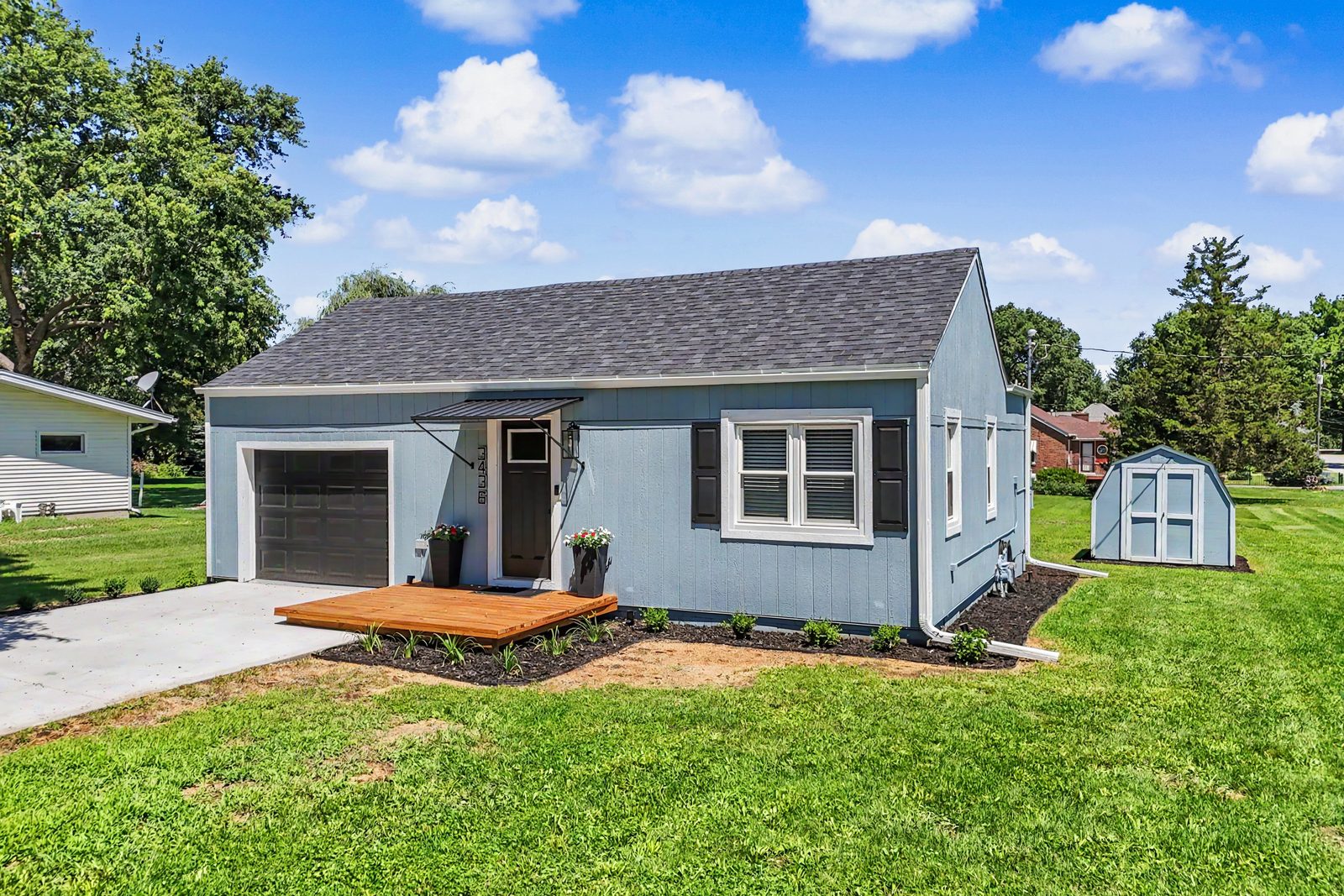 3436 Scott Ave, Des Moines — exterior and oversized corner lot from above
