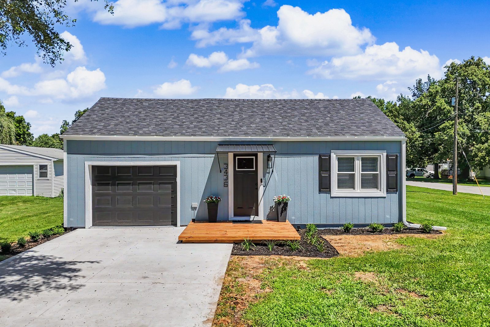 3436 Scott Ave, Des Moines — aerial view of the property and neighborhood