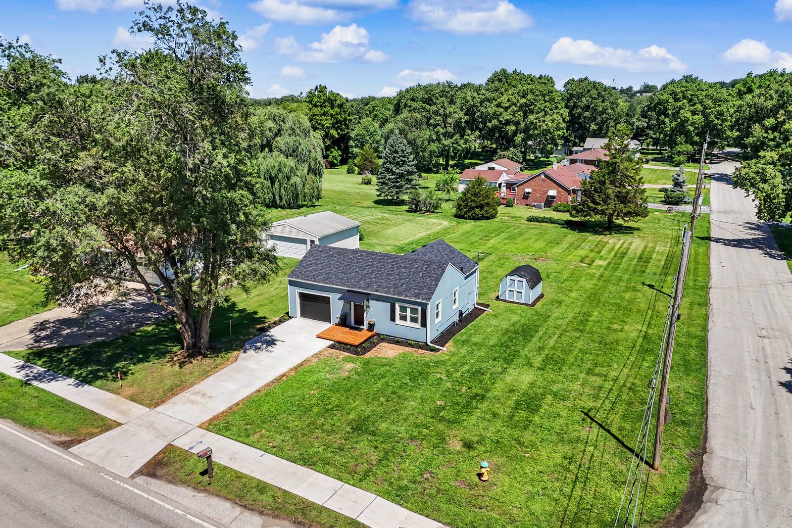 3436 Scott Ave, Des Moines — yard and surroundings from above